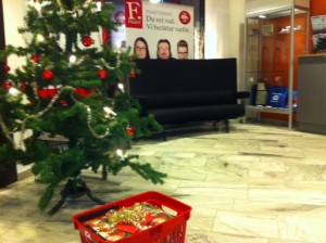 Det tunga paketet står under julgranen i tidningens reception, på väg upp till redaktionen för överlämning